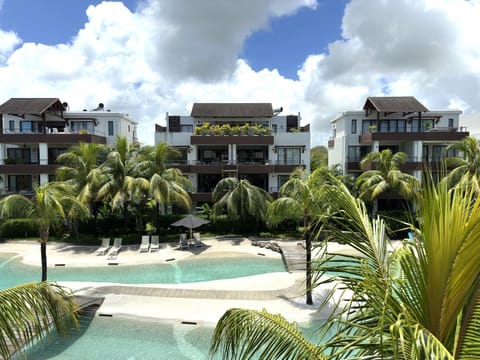 Property building, Garden, Pool view, Swimming pool, sunbed