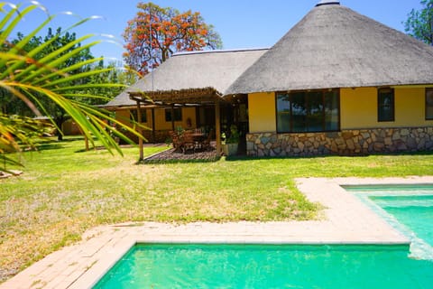 Property building, Day, Garden, Garden, Pool view, Swimming pool