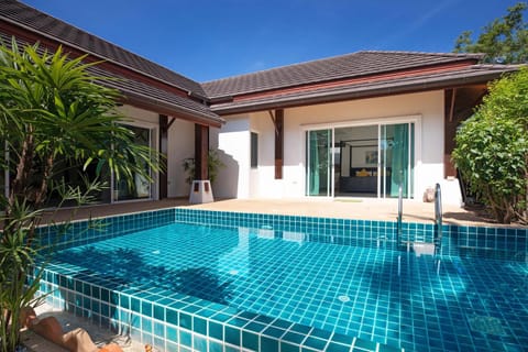 Property building, Day, Swimming pool, Swimming pool