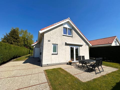 Property building, Garden, Balcony/Terrace