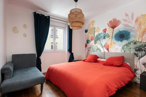 Bed, Photo of the whole room, Seating area, Bedroom