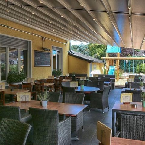 Restaurant/places to eat, Banquet/Function facilities, Seating area