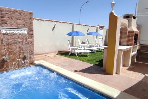 Property building, Patio, Day, Swimming pool, sunbed