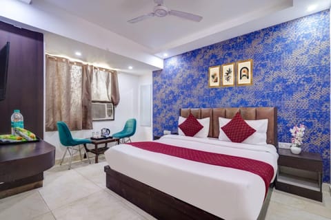 Bed, Living room, Photo of the whole room, Seating area, Bedroom, fireplace
