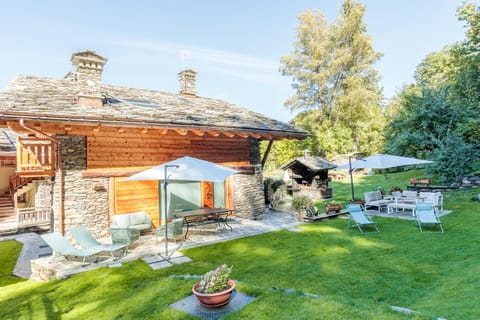 Property building, Patio, Natural landscape, Garden, Garden view, sunbed