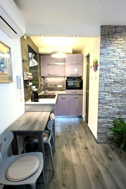 Kitchen or kitchenette, Dining area, pet friendly