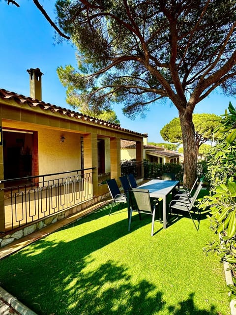 Property building, Patio, Garden, Balcony/Terrace