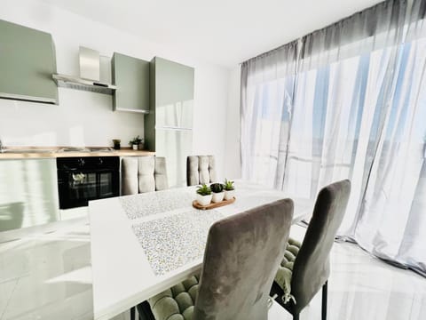 Kitchen or kitchenette, Dining area, stove