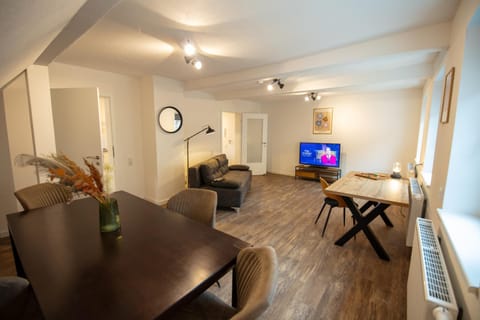 Communal lounge/ TV room, TV and multimedia, Living room, Seating area, Dining area