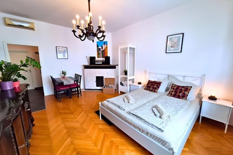 Bed, Dining area, air conditioner