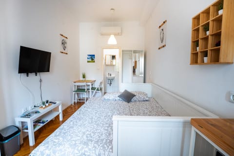 Bed, Dining area, Evening entertainment, Bedroom