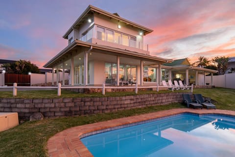Property building, Patio, Natural landscape, Garden, Swimming pool, sunbed