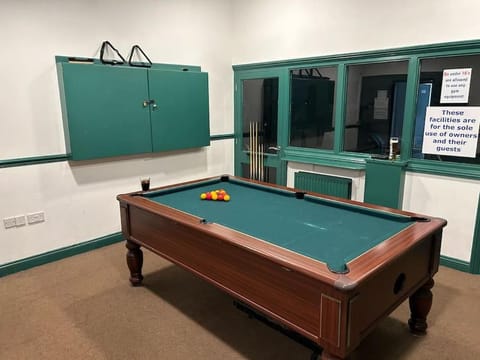 Restaurant/places to eat, Billiard, Billiard, Lounge or bar