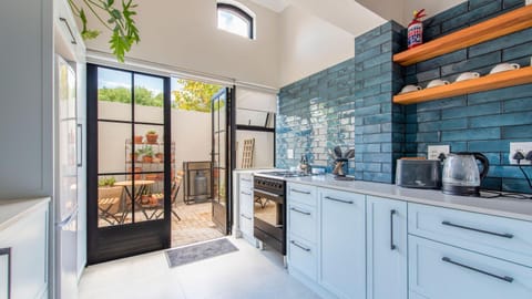 Patio, dishwasher, pet friendly, stove, toaster, washing machine, kitchen