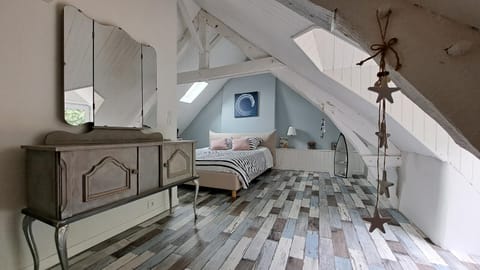 Photo of the whole room, Bedroom