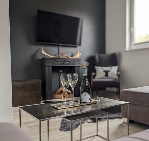 Communal lounge/ TV room, TV and multimedia, Living room, Seating area, Evening entertainment