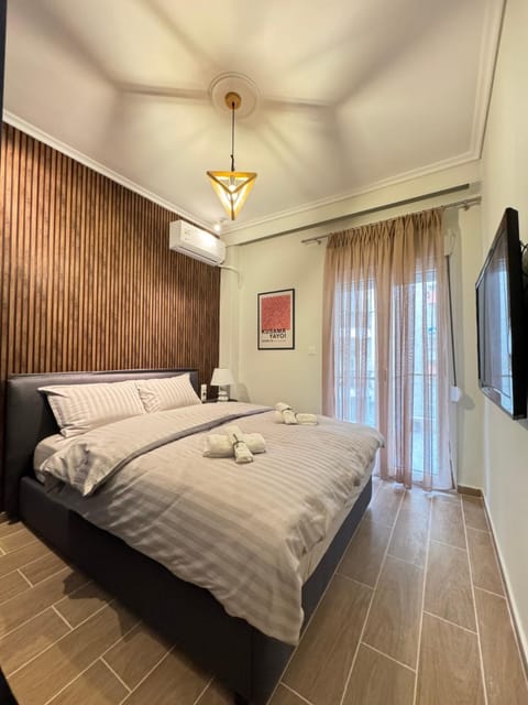 Bed, TV and multimedia, Photo of the whole room, Bedroom, towels, air conditioner