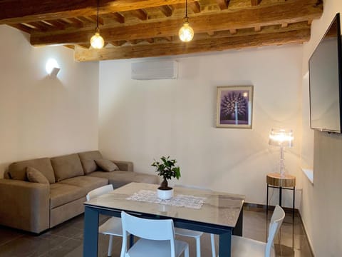 TV and multimedia, Seating area, Dining area