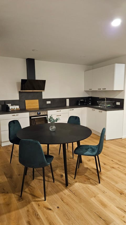 Kitchen or kitchenette, Seating area, Dining area, pet friendly, stove