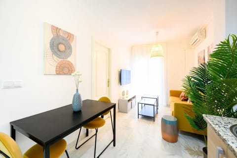 TV and multimedia, Dining area, Food, Food, locker, locker, air conditioner, air conditioner