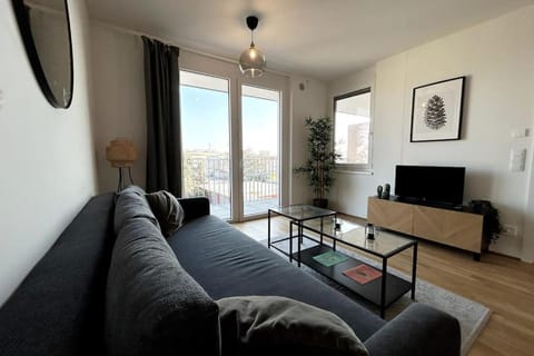 TV and multimedia, Living room, Seating area, Evening entertainment