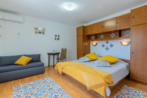 Bed, Living room, Photo of the whole room, Seating area, Bedroom, air conditioner