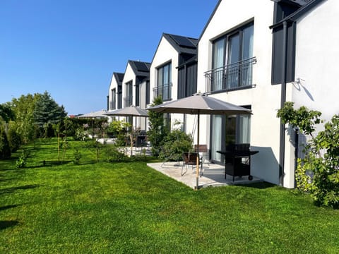 Property building, Garden, Balcony/Terrace, Landmark view