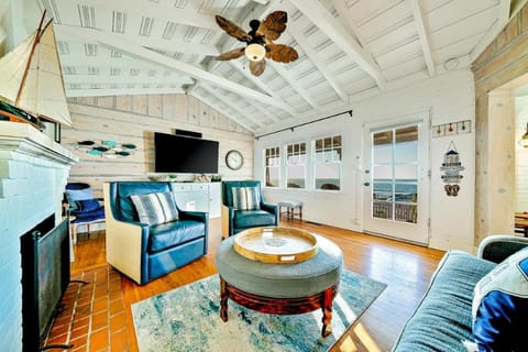 Oceanfront Dog Friendly Home with Waterfront Porch, Gas Grill, Hot Tub & Fire Pit House in La Jolla