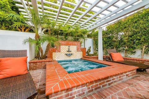 Oceanfront Dog Friendly Home with Waterfront Porch, Gas Grill, Hot Tub & Fire Pit House in La Jolla