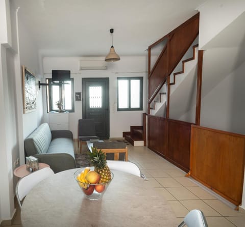 Communal lounge/ TV room, TV and multimedia, Seating area, air conditioner, air conditioner