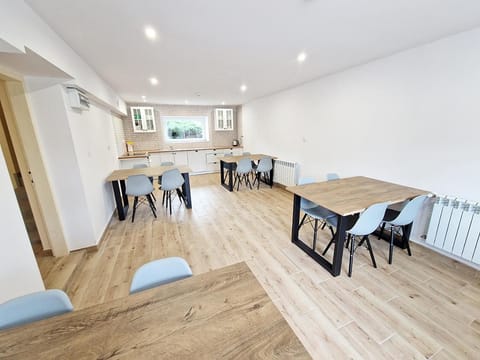 Kitchen or kitchenette, Kitchen or kitchenette, Dining area, Communal kitchen, dishwasher, minibar, pet friendly, stove, kitchen