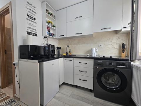 Coffee/tea facilities, oven, stove, washing machine, dryer