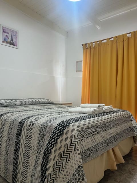 Bed, Decorative detail, towels