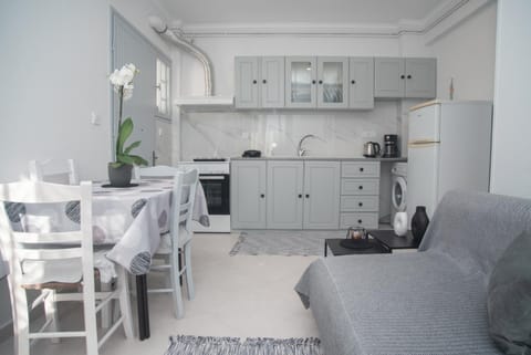 Kitchen or kitchenette, Seating area