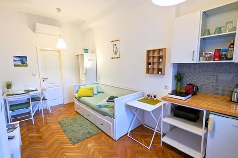 Kitchen or kitchenette, Photo of the whole room, Seating area