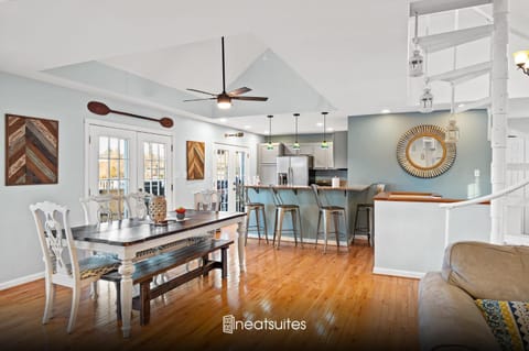 Lakefront, Private Covered Dock, Huge Balconies House in Williamstown