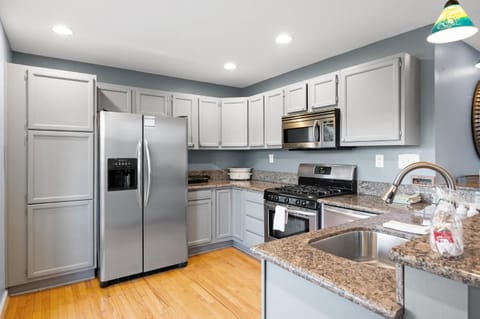 Lakefront, Private Covered Dock, Huge Balconies House in Williamstown