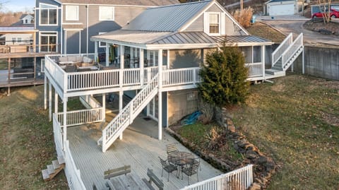 Lakefront, Private Covered Dock, Huge Balconies House in Williamstown