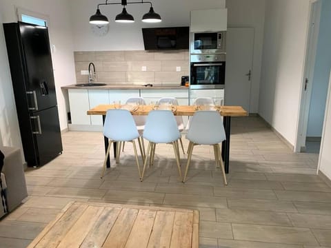 Kitchen or kitchenette, Dining area, stove