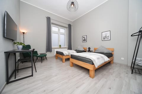 Bed, TV and multimedia, Photo of the whole room, Bedroom, towels