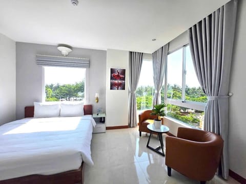 Bed, View (from property/room), Living room, Photo of the whole room, Seating area, Bedroom