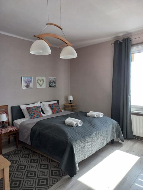 Bed, Photo of the whole room, towels