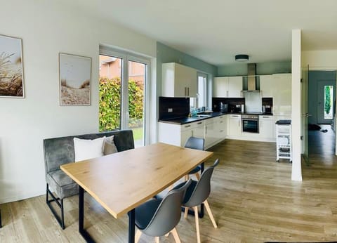 Kitchen or kitchenette, Seating area, Dining area