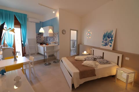 Bed, Kitchen or kitchenette, Photo of the whole room, Bedroom