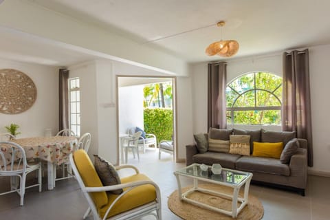 Patio, Living room, Seating area, Dining area, Garden view