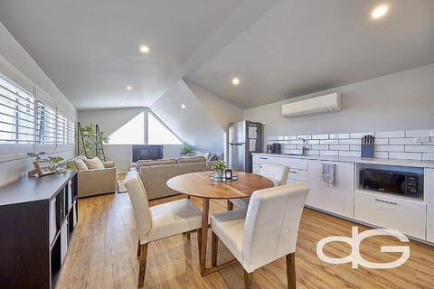TV and multimedia, Kitchen or kitchenette, Dining area, minibar, kitchen, air conditioner