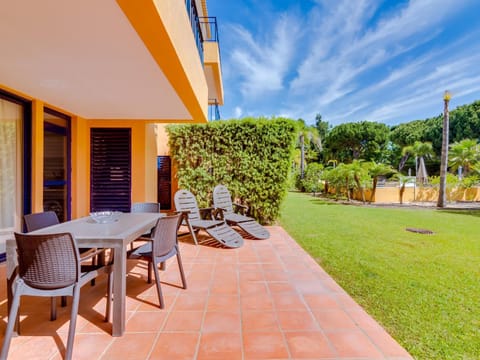Property building, Patio, Spring, Day, Garden, View (from property/room), Balcony/Terrace, Balcony/Terrace, Seating area, Dining area, Garden view, sunbed