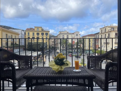 Day, View (from property/room), Balcony/Terrace, Food and drinks, City view, Drinks, Location