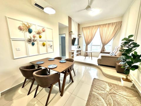 Bed, TV and multimedia, Living room, Photo of the whole room, Seating area, Dining area, fireplace, air conditioner