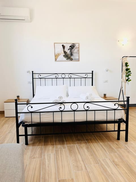 Bed, Photo of the whole room, Bedroom, internet, air conditioner